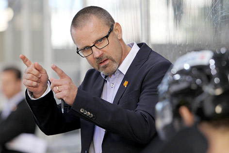 © GEPA/Philipp Brem Trainer Tommy Samuelsson (Capitals)
