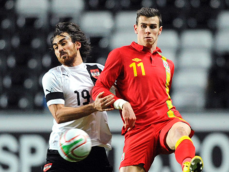 © Reuters/Rebecca Naden Veli Kavlak (ÖFB) und Gareth Bale (Wales)