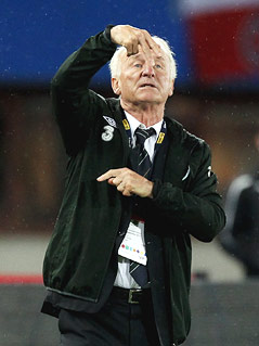 © GEPA/Christian Ort Irland-Coach Giovanni Trapattoni gestikuliert am Spielfeldrand