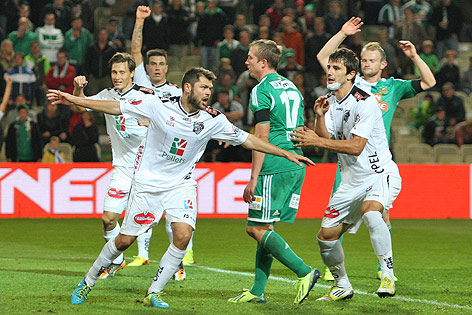 Jubelnde WAC-Spieler und enttäuschte Rapid-Spieler