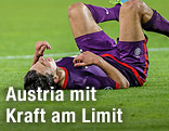 Austria-Spieler Philipp Hosiner liegt am Boden