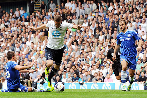 Tottenham's Gylfi Sigurdsson gegen Chelsea's John Terry (L) und Branislav Ivanovic
