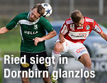 David Kovacec (Dornbirn) und Patrick Moeschl (Ried) springen um einen Kopfball