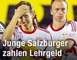 Salzburg-Spieler Florian Klein greift sich lachend an den Kopf