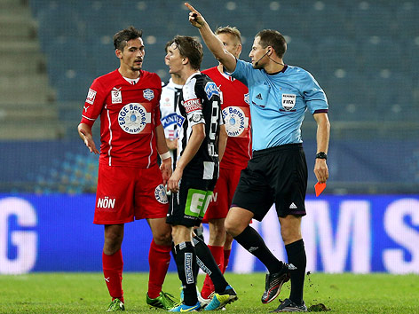 © GEPA/Patrick Leuk Manuel Wallner (Wr. Neustadt), Andreas Hölzl (Sturm) und Schiedsrichter Harald Lechner mit roter Karte in der Hand