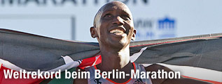 Der Sieger des Berlin-Marathons Wilson Kipsang mit kenianischer Fahne