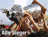 H&auml;nde halten die America's-Cup-Troph&auml;e in die H&ouml;he