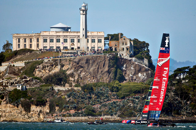 © Reuters/Stephen Lam Oracle Team USA und Emirates Team New Zealand vor Alcatraz