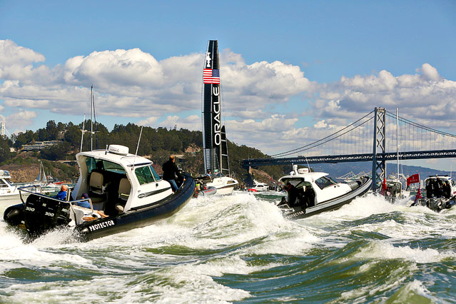 © Reuters/Robert Galbraith Oracle Team USA wird von mehreren Hilfsbooten begleitet