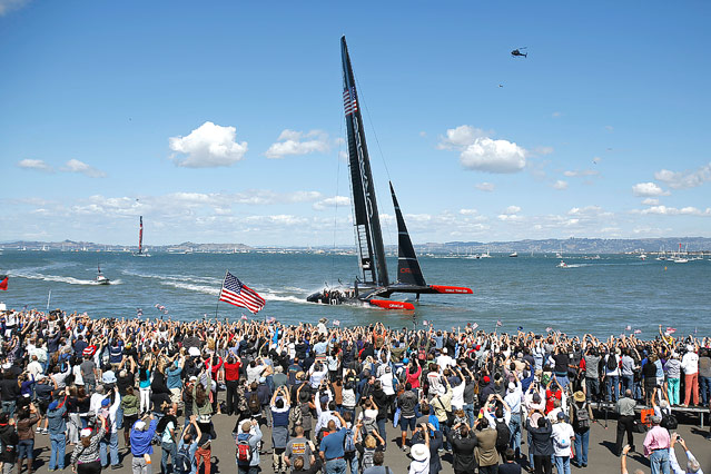 © Reuters/Stephen Lam Oracle Team USA wird von Zuschauern bejubelt