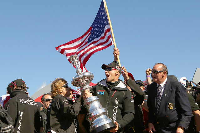 © Reuters/Robert Galbraith Skipper James Spithill jubelt mit dem Pokal