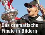 Skipper James Spithill jubelt mit dem Pokal