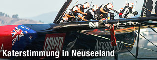 Mitglieder des Emirates Team New Zealand w&auml;hrend des America Cup