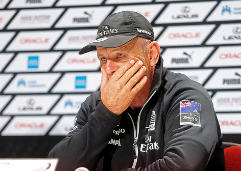Betrübter Grant Dalton, Teamchef des Emirates Team New Zealand