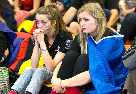 Zwei Mädchen weinen nach der Niederlage des Emirates Team New Zealand