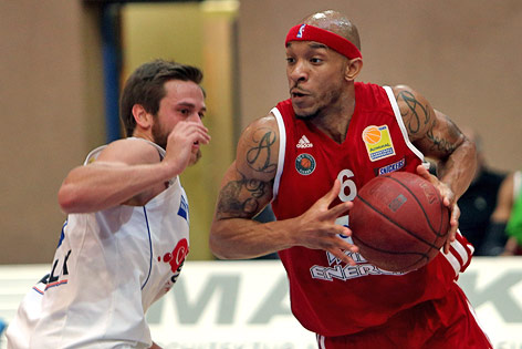 David Jandl (Oberwart) im Zweikampf mit Shawn Ray (Vienna)