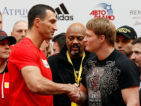 © Reuters/Maxim Schemetow Wladimir Klitschko schüttelt Herausforderer Alexander Powetkin die Hand