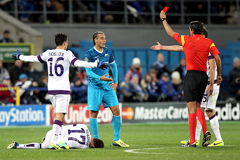 © GEPA/Christian Ort Schiedsrichter Deniz Aytekin zeigt Axel Witsel (St .Petersburg) die Rote Karte, im Bild sind auch Philipp Hosiner, Florian Mader (Austria)