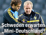 Schwedens Teamchef Erik Hamren und Johan Elmander w&auml;hrend des Trainings