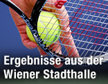 Spieler hält Tennisschläger und Ball