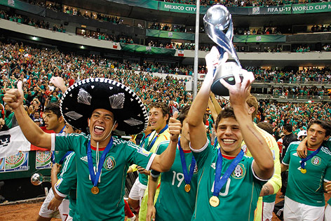 © Reuters/Felipe Courzo Mexikanische U17-Spieler jubeln über den Gewinn der WM, 2011