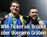 Asmir Begovic und Haris Medunjanin (Bosnien) jubeln