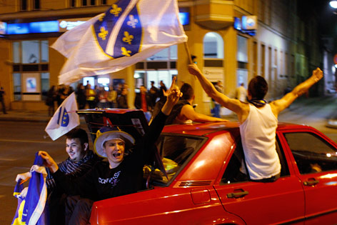 © APA/AP/Amel Emric Fans in Sarajevo