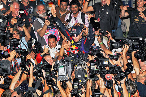 Sebastian Vettel umringt von Fotografen