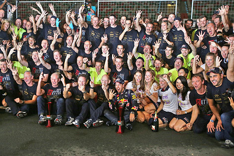 Sebastian Vettel feiert mit dem Red-Bull-Team