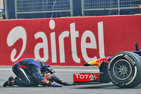 Sebastian Vettel verneigt sich vor seinem Auto