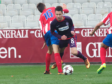 Foul an Dominik Prokop (Austria) von Ignacio Buil (Athletico)