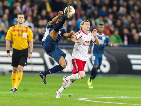 Christoph Leitgeb (Salzburg) gegen einen Spieler von Standard Lüttich