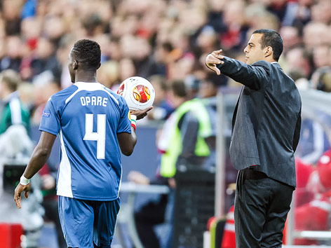 Lüttich-Coach Guy Luzon gibt an der Seitenlinie Anweisungen, daneben sein Spieler Daniel Opare