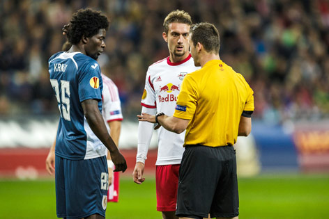 Kanu (Lüttich) und Stefan Ilsanker (Salzburg) diskutieren mit Schiedsrichter  Ivan Kruzliak (SVK)
