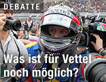 Sebastian Vettel umringt von Fotografen