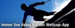 Skifahrer im Gegenlicht