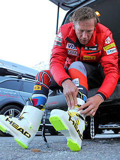 © GEPA/Andreas Pranter Bode Miller zieht sich Skischuhe an