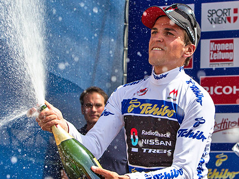 Thomas Rohregger versprüht Champagner auf einem Siegerpodium
