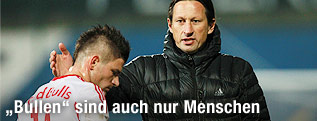 Salzburg-Trainer Roger Schmidt tröstet Valon Berisha