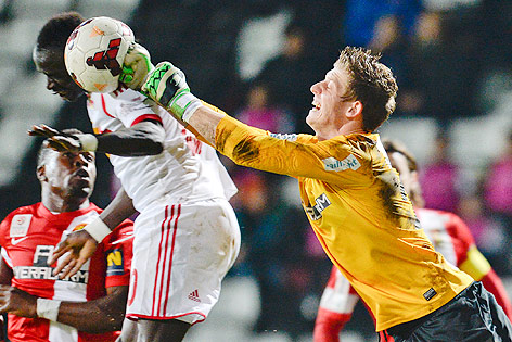 © APA/Herbert Neubauer Torhüter Manuel Kuttin (Admira) gegen Sadio Mane (Salzburg)
