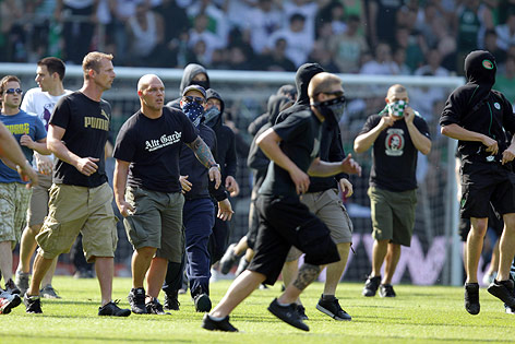 © GEPA/Martin Hoermandinger Rapid-Hooligans stürmen am 22. Mai 2011 den Platz