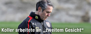 &Ouml;FB-Teamchef Marcel Koller liest einen Zettel