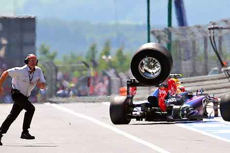 © Reuters Ein Reifen von Red-Bull-Fahrer Mark Webber fliegt davon
