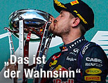 Sebastian Vettel k&uuml;sst den Siegerpokal