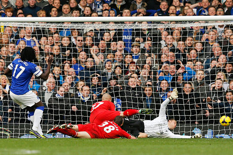 © Reuters/Phil Noble Romalu Lukaku (Everton) trifft per Elfmeter