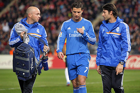 © APA/EPA/EFE/Carlos Barba Cristiano Ronaldo (Real Madrid) verlässt mit Betreuern das Spielfeld