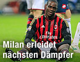 Mario Balotelli (Milan) sitzt enttäuscht am Boden