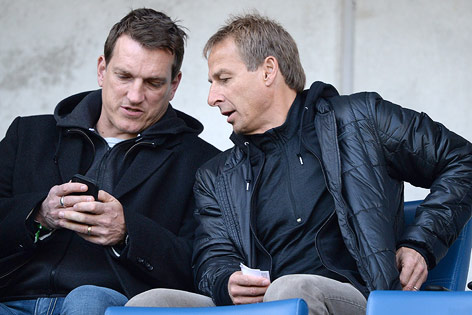 Co-Trainer Andreas Herzog und Teamchef Jürgen Klinsmann (USA)