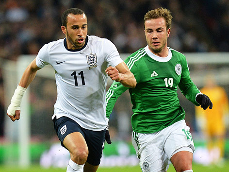 © APA/EPA/Andy Rain Andros Townsend (England) und Mario Götze (Deutschland)