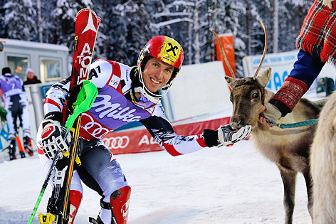 © AP/Shin Tanaka Marcel Hirscher mit einem Rentier